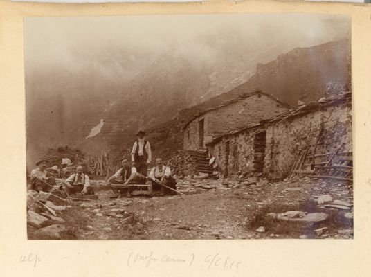 Alpinisti davanti all'Alpe Gardinera di Bussoleno, 1915/06/06