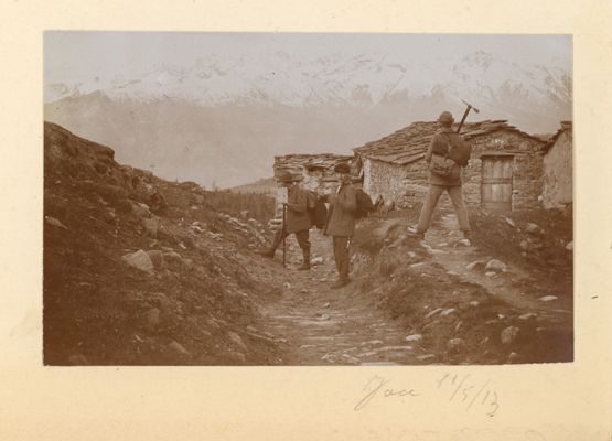 Alpinisti tra all'alpeggio Del Colletto sullo sfondo il gruppo del Rocciavrè, 1913/05/11