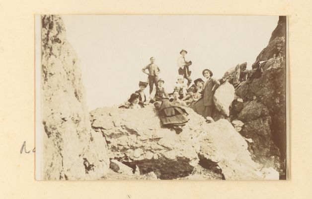 Gruppo di alpinisti su Rocca Sella, 1913/04/20