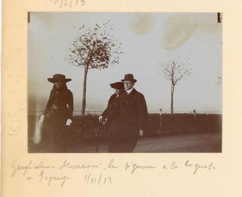 Guglielmo Marconi, la signora e la cognata a Superga, 1912/11/01