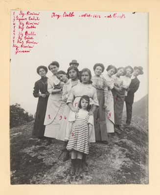 Gruppo di persone in posa su cresta, 1912