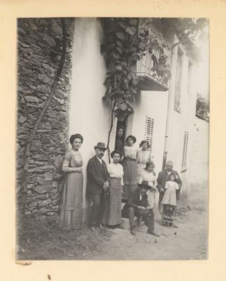 Gruppo familiare davanti a casa, 1912 (?)