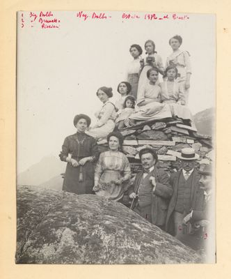 Gruppo di donne e uomini su muretto, 1912