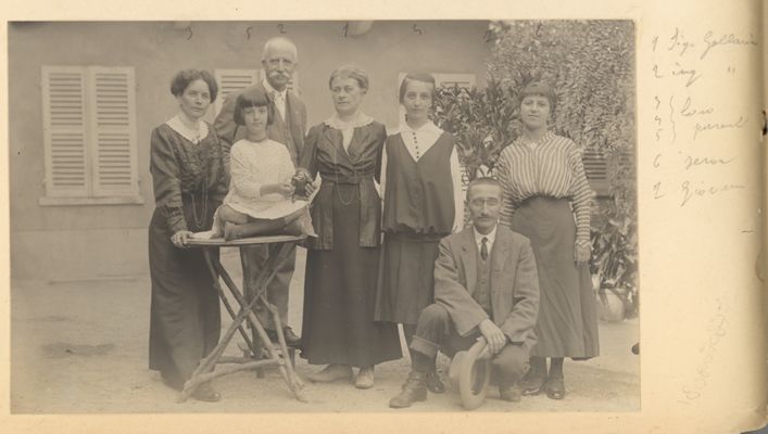 Gruppo familiare davanti a casa, 1915 (?)