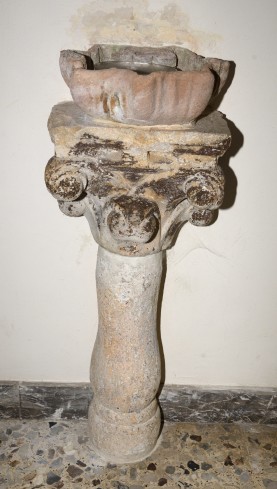 Marmoraio dell'Italia meridionale secc. XIII-XX, Acquasantiera a colonna
