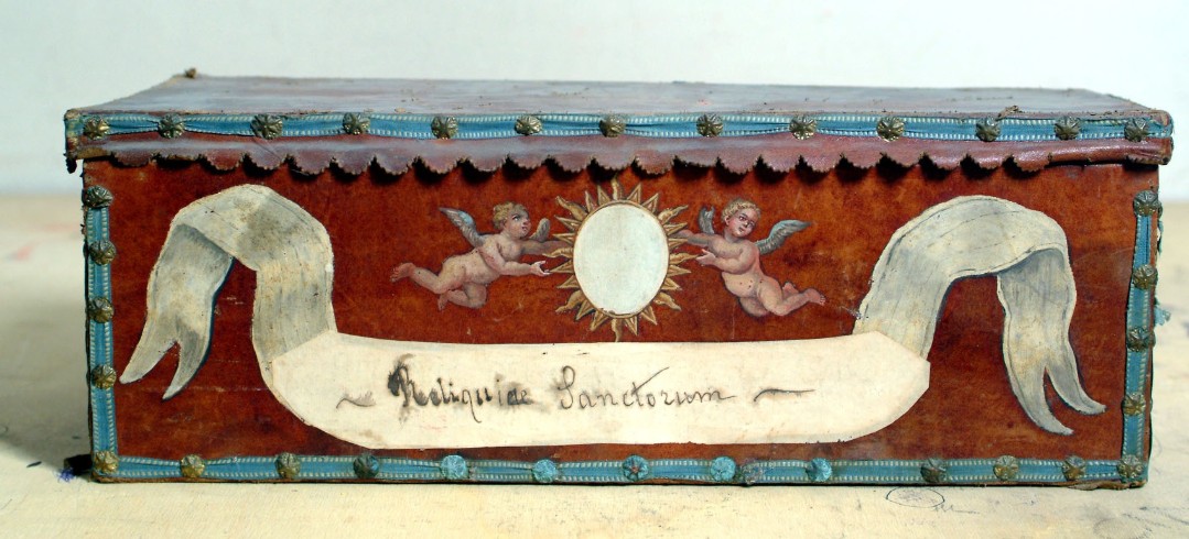 Bottega abruzzese sec. XIX, Reliquiario a cassetta con angeli
