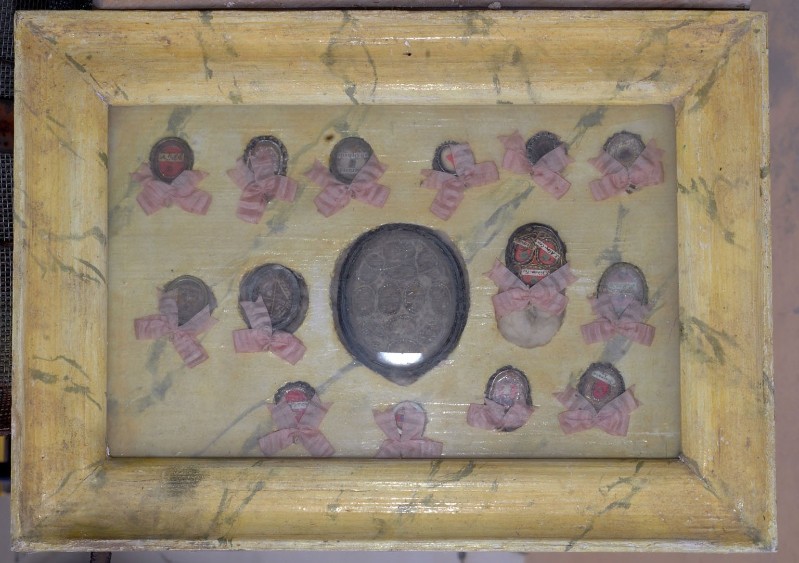 Bottega abruzzese sec. XX, Reliquiario a tabella con quindici reliquiari