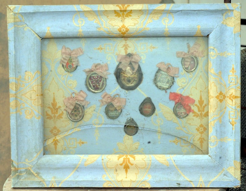 Bottega abruzzese sec. XX, Reliquiario a tabella con dieci reliquiari
