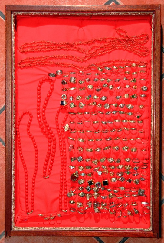 Bottega abruzzese sec. XXI, Cassetta in legno con anelli e collane di corallo