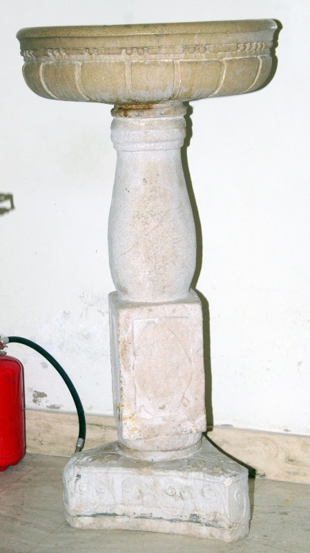 Bottega abruzzese secc. XVI-XIX, Acquasantiera a colonna