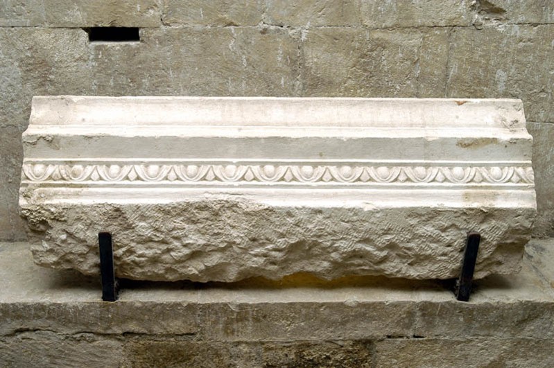Maestranze abruzzesi sec. I d.C., Frammento di trabezione in pietra