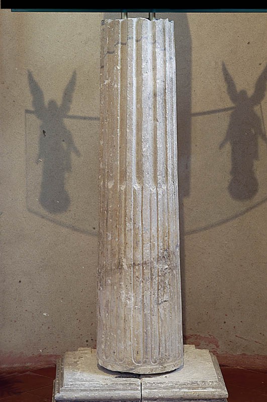 Maestranze abruzzesi sec. I d.C., Colonna di pietra scanalata
