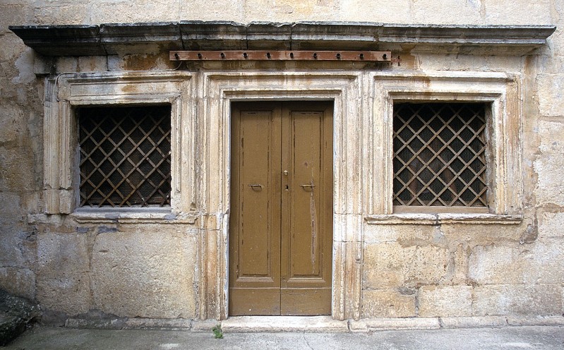 Maestranze abruzzesi sec. XV, Portale e finestre in pietra scolpita