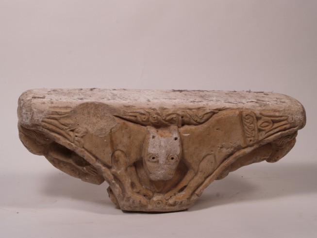 Ambito abruzzese sec. XII, Capitello a stampella con decorazione zoomorfa