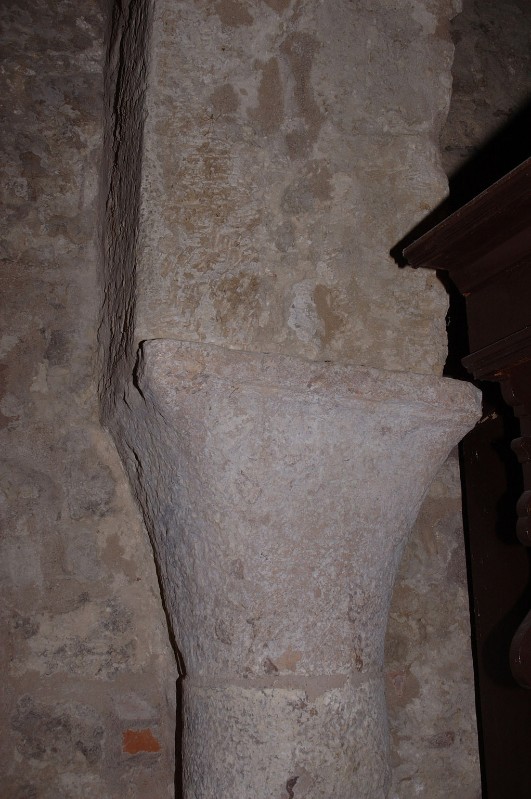Ambito abruzzese secc. II-III, Colonna con capitello