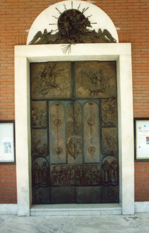 Sergiacomi Aldo (1977), Portale centrale con diciassette formelle in bronzo