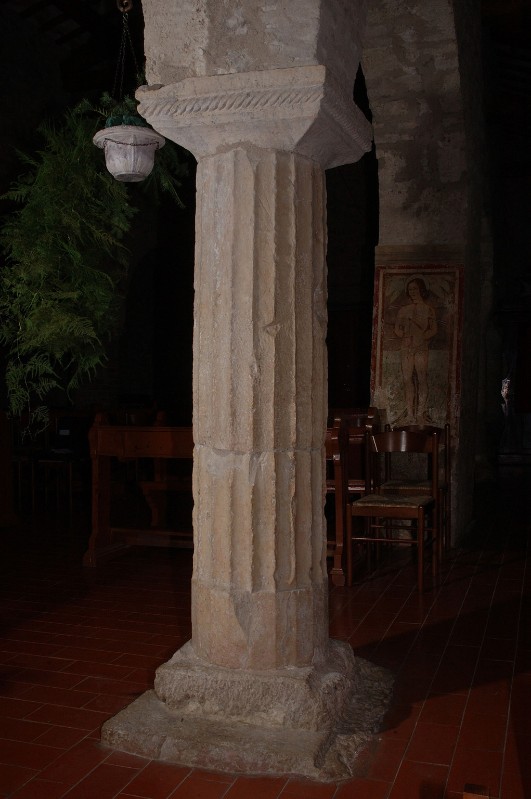 Ambito abruzzese secc. II-III, Colonna scalanata con capitello a nastro
