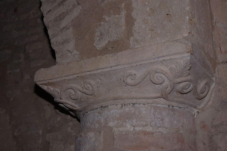 Ambito abruzzese secc. II-III, Colonna con capitello con foglie e racemi