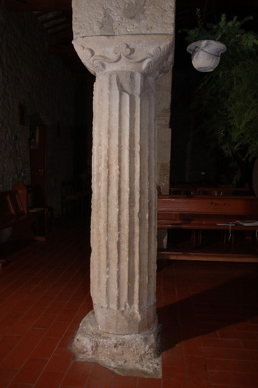 Ambito abruzzese secc. II-III, Colonna con capitello a tralci vitinei