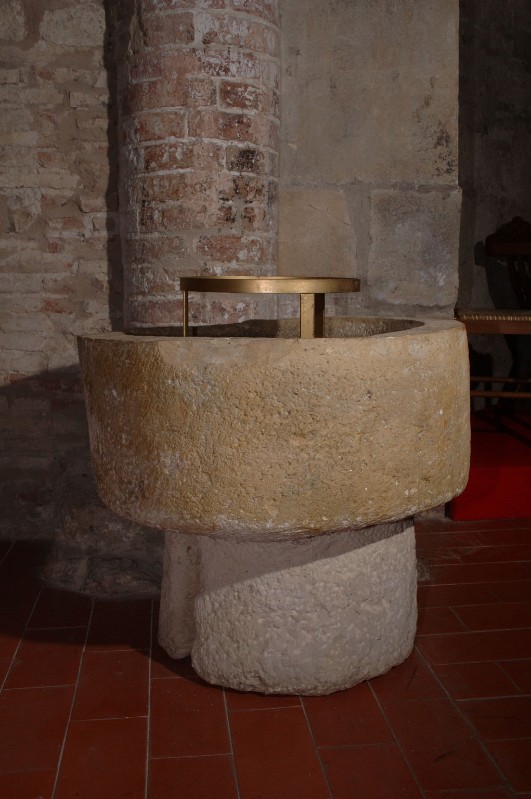 Ambito abruzzese secc. II-III, Fonte battesimale in pietra