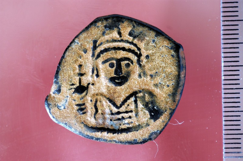 Ambito bizantino (582-602), Follis raffigurante busto con corona