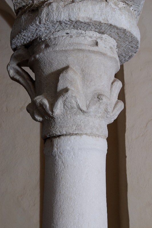 Bott. campana sec. X-XI, Capitello scolpito in marmo