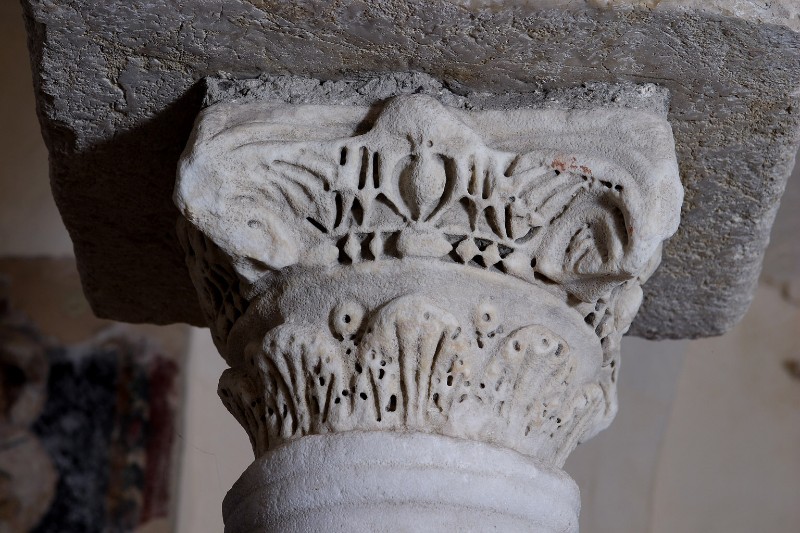 Bott. campana sec. X-XI, Capitello in pietra