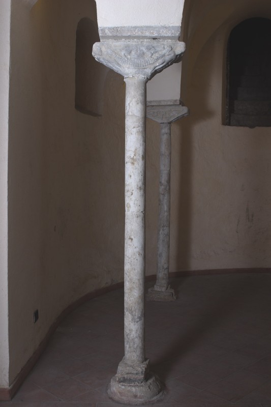 Bott. campana sec. X-XI, Colonna in marmo bianco