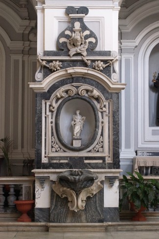 Fanzago C. secondo quarto sec. XVII, Acquasantiera in marmo bianco scolpito 2/2