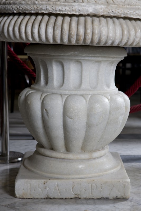 Bott. romana sec. I, Base di acquasantiera in marmo scolpito
