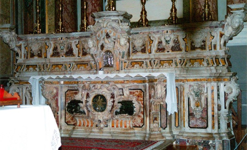 Maestranze campane sec. XVII, Altare maggiore in marmi policromi