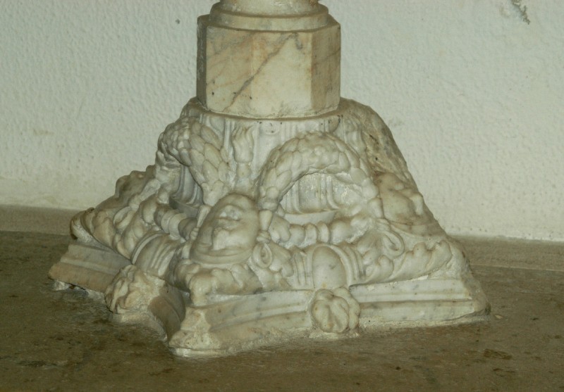 Marmoraro campano sec. III, Capitello di acquasantiera