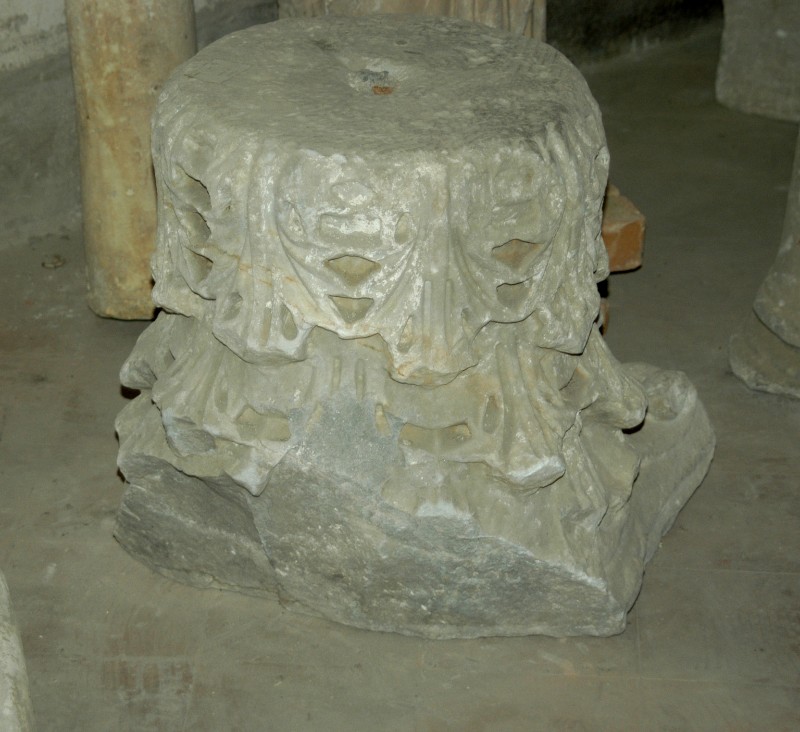 Marmoraro campano sec. III, Capitello corinzio capovolto