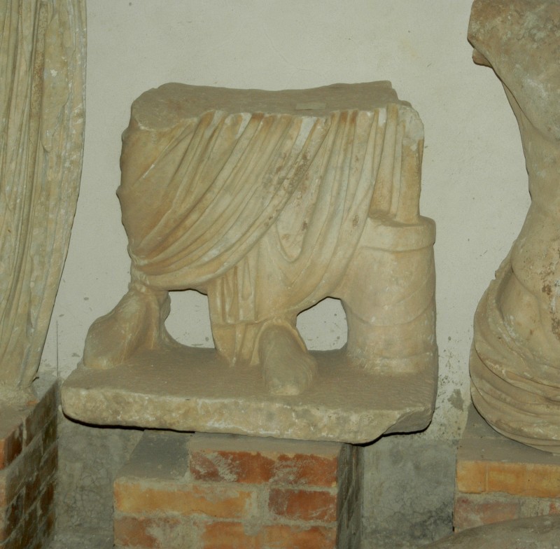 Marmoraro campano sec. IV, Frammento di statua togata