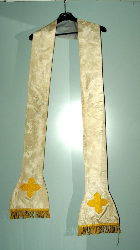Manifattura italiana sec. XX, Stola bianca con croce gialla