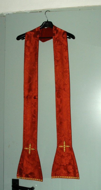 Manifattura italiana sec. XX, Stola rossa con stemma