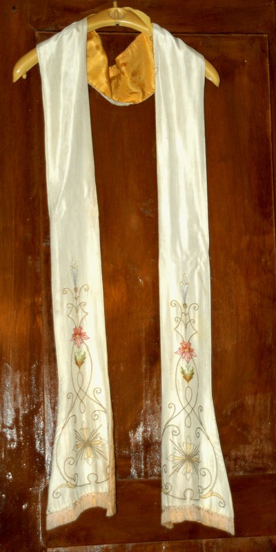 Manifattura italiana sec. XX, Stola bianca con ricami policromi
