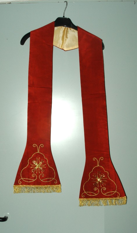 Manifattura italiana sec. XX, Stola rossa con ricami in oro