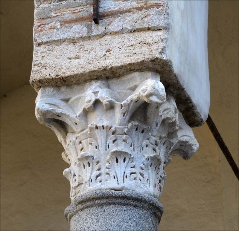Marmoraio campano sec. IV, Capitello marmoreo