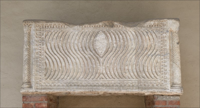 Marmoraio campano sec. III, Sarcofago con scanalature