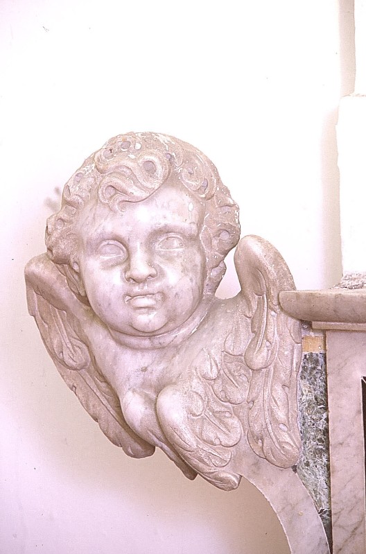 Bott. napoletana (1780), Testa di angelo in marmo bianco scolpito 2/2