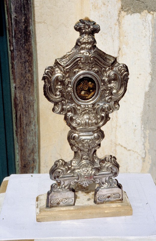 Bott. napoletana (1735), Reliquiario a ostensorio in argento sbalzato e inciso