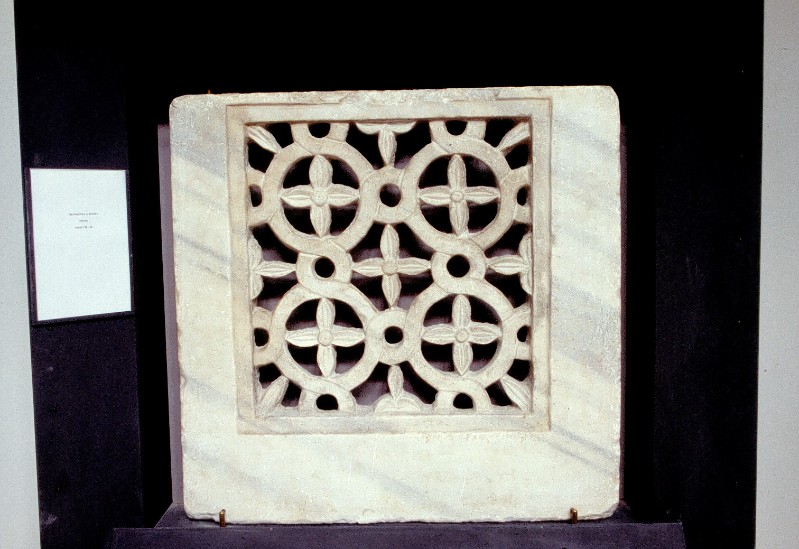 Bott. italiana secc. VII-VIII, Transenna in marmo bianco scolpito