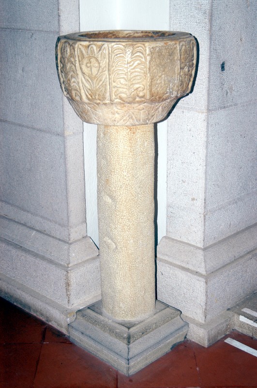 Ambito campano secc. XV-XX, Acquasantiera a colonna