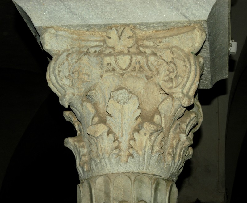 Marmoraro campano sec. III, Capitello pseudo corinzio