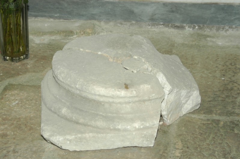 Marmoraro campano sec. III, Frammento di capitello in pietra