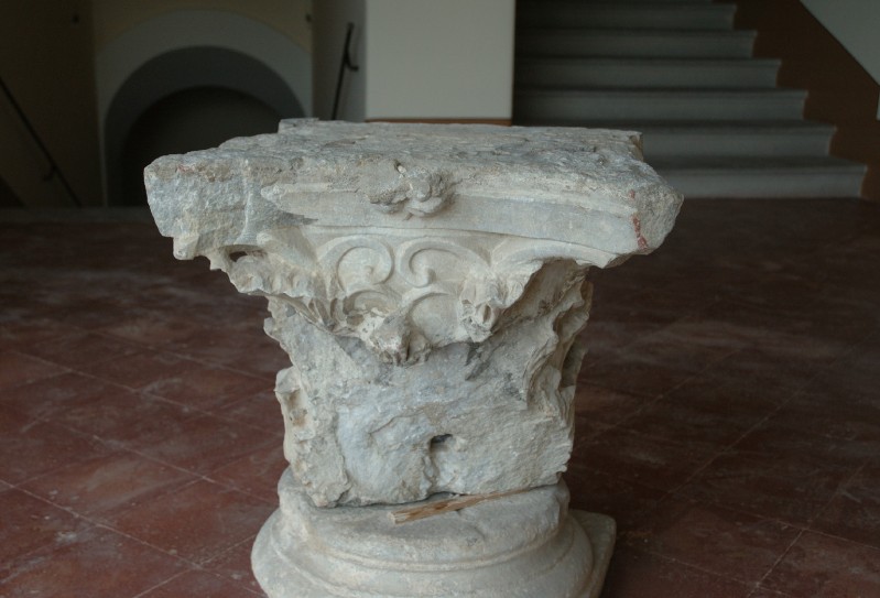 Marmoraro campano sec. III, Capitello in marmo scolpito