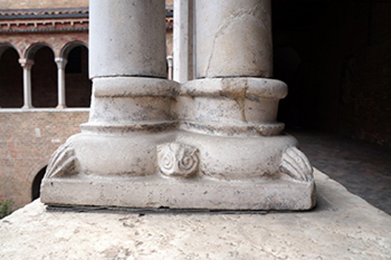 Maestranza bolognese sec. XIII, Base di colonna con motivi decorativi