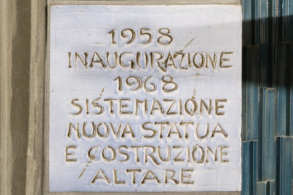 Bassi L. (1969), Bassorilievo con iscrizione