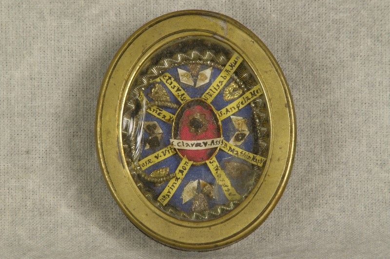 Bottega romagnola sec. XIX, Reliquiario a medaglione di Santa Chiara di Assisi